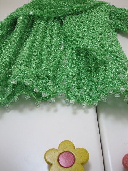 Green shawl draped to show how it falls over the shoulders.